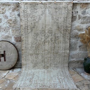 Vintage Turkish Rug – 5&#39; x 9&#39; Handwoven Neutral Wool Carpet – Distressed Beige Area Rug with Faded Motifs – Antique Floor Decor