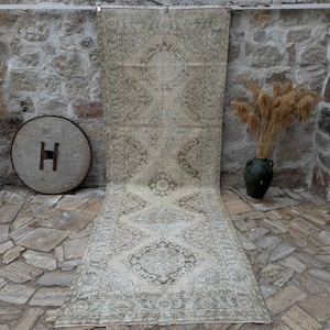 5x13 Turkish Runner Rug – Vintage Handwoven Wool Long Carpet – Neutral Anatolian Corridor Rug – Distressed Tribal Decor