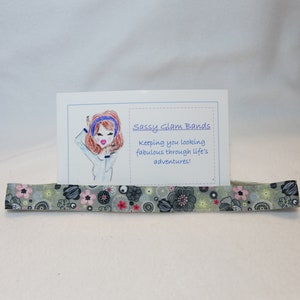 Bloemmotief op lichtgrijze grosgrain 7/8&quot; brede hoofdband