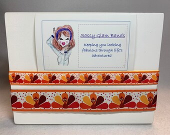 Diadema con estampado de pavos y lunares con borde naranja sobre cinta de grosgrain blanca; disponible en anchos de 7/8" o 1.5".