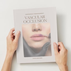 Può includere: Un libro intitolato "VASCULAR OCCLUSION" con il testo "EMERGENCY MANAGEMENT" in alto. La copertina presenta un primo piano delle labbra di una persona e una mano guantata. La parte inferiore del libro recita "YOUR LOGO HERE".