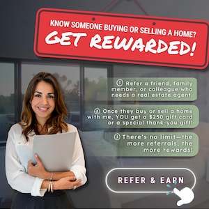 Puede incluir: Una mujer con una camisa blanca y una falda negra sonríe mientras sostiene una carpeta. El texto en la imagen dice "¿Conoces a alguien que compra o vende una casa? ¡Sé recompensado!" y enumera tres pasos para ganar una recompensa al recomendar a un amigo, familiar o colega que necesita un agente inmobiliario.