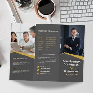 Op de afbeelding: Een driedelige brochure voor FP Law Group, een advocatenkantoor dat gespecialiseerd is in immigratierecht. De brochure bevat een foto van een advocaat en een cliënt, samen met de contactgegevens van het kantoor en de openingstijden. De brochure bevat ook getuigenissen van tevreden klanten.