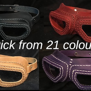 Puede incluir: Cuatro pares de gafas de aviador de cuero en negro, rojo, marrón y morado. Cada par tiene un diseño cosido alrededor de las lentes y una correa de cuero. El texto "Pick from 21 colours" se muestra debajo de las gafas.