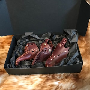 1B echtes Leder, handgefertigt, handgenäht, Geschenkbox, Mini-Pestmaske, Drache, Schlüsselanhänger, Taschenanhänger, niedlicher kleiner Steampunk-Pestmaske, Pestdoktor