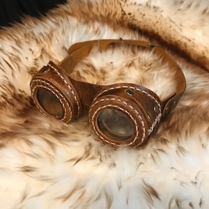 Occhiali da sole Steampunk in vera pelle, fatti a mano e cuciti a mano, cappello marrone da allenatore, costume, travestimento e cosplay.