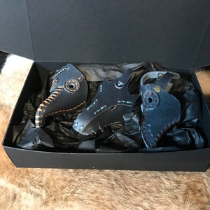 1C Echtleder Handgemachte Hand genähte Geschenkbox Mini Pestmaske Drache Schlüsselanhänger Taschenanhänger Niedliche kleine Steampunk Pestmaske Pest Doktor