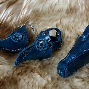 Mini llavero de dragón con máscara de peste azul, listo para enviar, abalorio para bolso, pequeño doctor de la peste Steampunk, de cuero genuino, hecho a mano, cosido a mano.