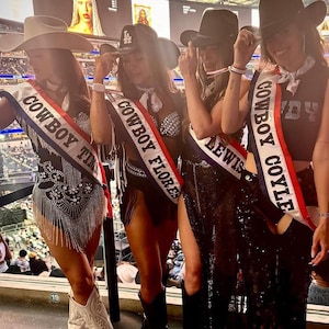 Fascia da cowboy, fascia da tour personalizzata virale, fascia rossa, bianca e blu, fascia da sposa, fascia da compleanno, costume di Halloween, fascia da concerto da cowboy, fascia da rodeo