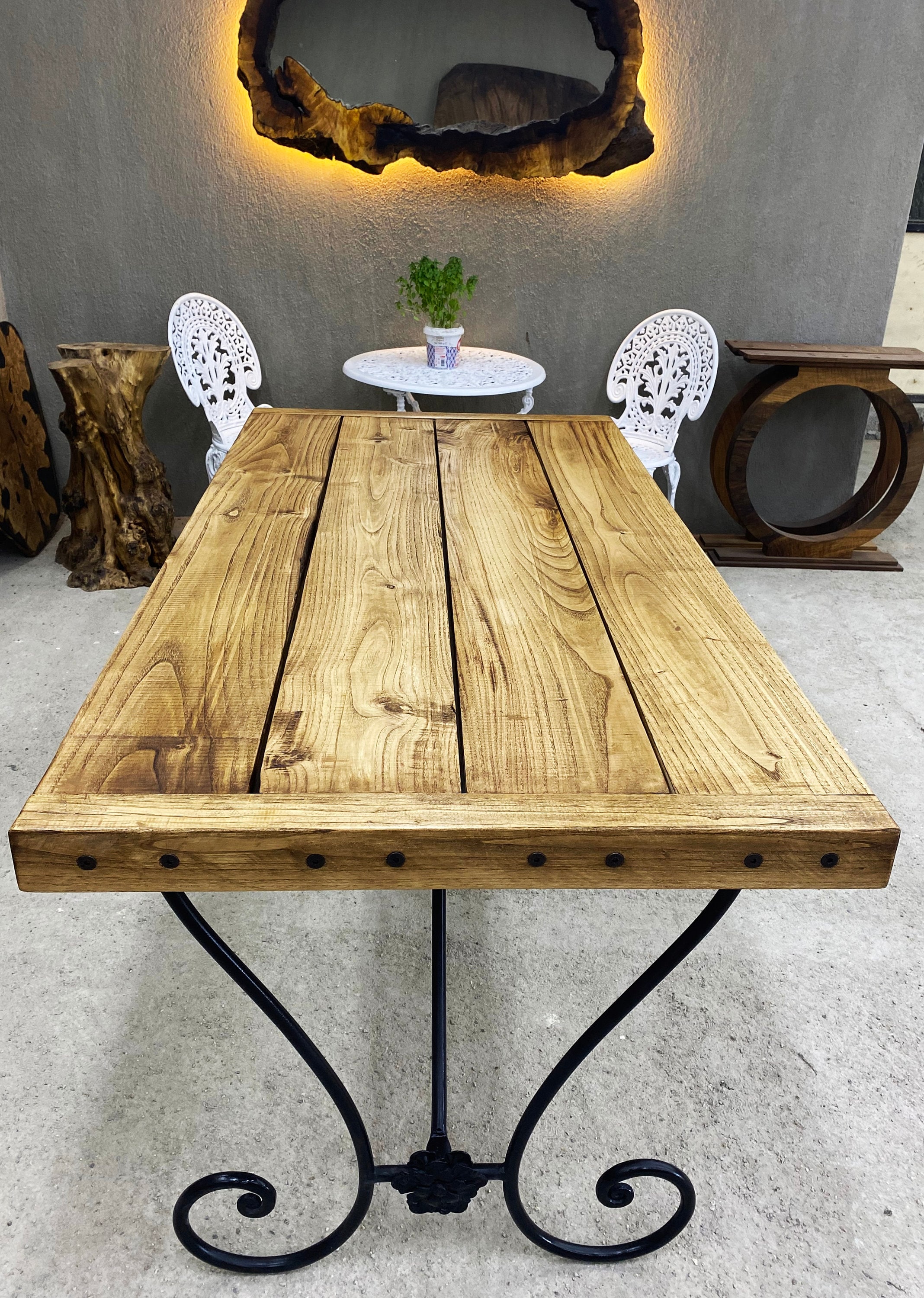 mesas rusticas de madera y hierro