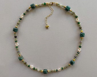 Arwyn Halskette | Mai Geburtsstein Halskette | Smaragd Schmuck | Smaragd Geburtsblumen-Halskette | Hawthorne Blume inspiriert Schmuck