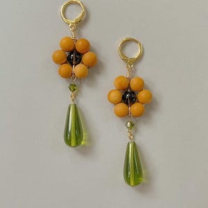 Pendientes Louise / Pendientes de girasol / Pendientes Huggie rellenos de oro / Pendientes de flores con cuentas / Pendientes de otoño
