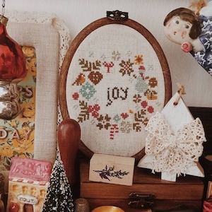 JOY - Patron de point de croix compté primitif facile d'hiver PDF. Comprend un oiseau, des décorations, des bougies et un sapin du nouvel an. Téléchargement numérique instantané.