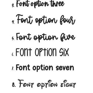 Op de afbeelding: Een lijst met tien verschillende lettertypen, genummerd van 1 tot en met 10. Elk lettertype wordt weergegeven in een andere stijl, waaronder vet, cursief en hoofdletters.