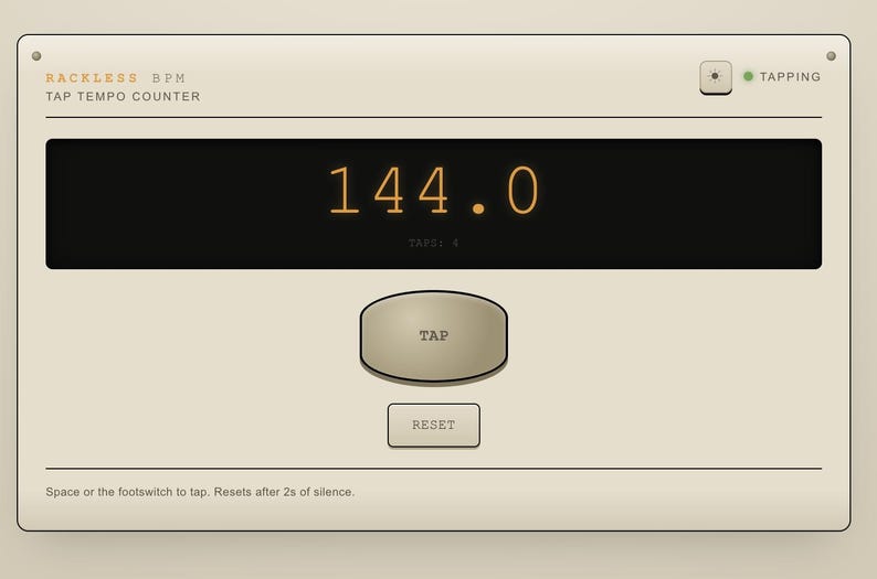 Peut inclure: Une interface de compteur de tempo num&eacute;rique sur fond beige, avec un &eacute;cran noir affichant 144.0 BPM. L'&eacute;cran comprend un grand bouton ovale &eacute;tiquet&eacute; TAP, un bouton rectangulaire RESET plus petit et un voyant lumineux TAPPING.