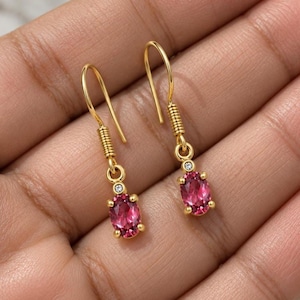 Pendientes colgantes elegantes de oro macizo de 18k con rubí y diamantes.