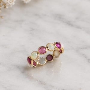 Anillo de oro macizo de 18k con ópalo etíope y rubí. Joyería para mujer.