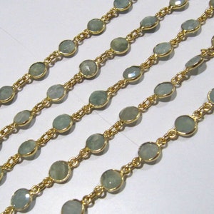 Puede incluir: Una cadena de oro con cuentas de piedras preciosas de color azul claro. La cadena est&aacute; hecha de peque&ntilde;as piezas de metal unidas y presenta piedras preciosas redondas y facetadas.
