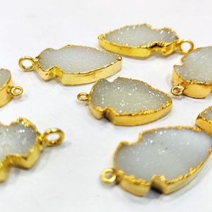 Pierres précieuses druzy blanches naturelles Taille de la pointe de la flèche 30 x 15 mm Connecteurs cabochon Pendentif à breloque avec lunette à boucle unique Plaqué or vendu par pièce
