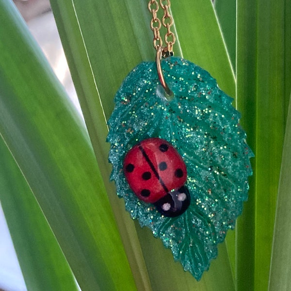 pendentif feuille coccinelle