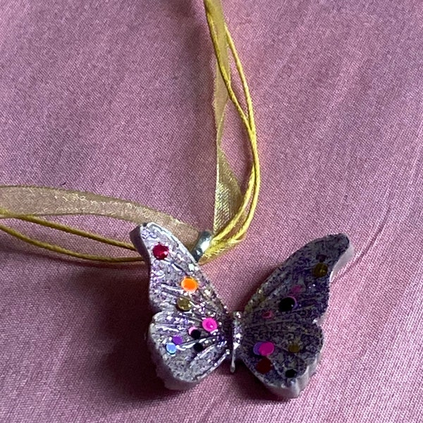 collier pendentif papillon violet