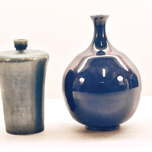 ◆ SVEN HOFVERBERG flower vase Sweden ◆ Sven Hofverberg, Swedish ceramist. A pair of vases. Multi