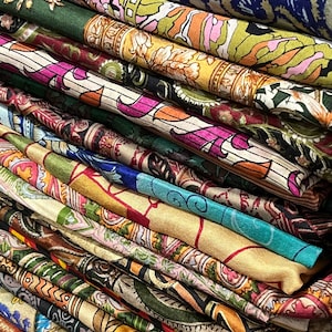 Enorme lotto 100% pura seta vintage sari resti di tessuto rottami bundle quilting journal progetto in base al peso o alla quantità sari taglio quadrato scarti di seta immagine 3