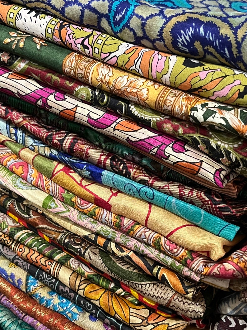 Lote enorme 100% seda pura Vintage Sari restos de tela chatarra Paquete Quilting Journal Proyecto por peso o cantidad Saree Square Cut Silk Scrap imagen 3