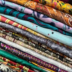 Enorme lotto 100% pura seta vintage sari resti di tessuto rottami bundle quilting journal progetto in base al peso o alla quantità sari taglio quadrato scarti di seta immagine 2