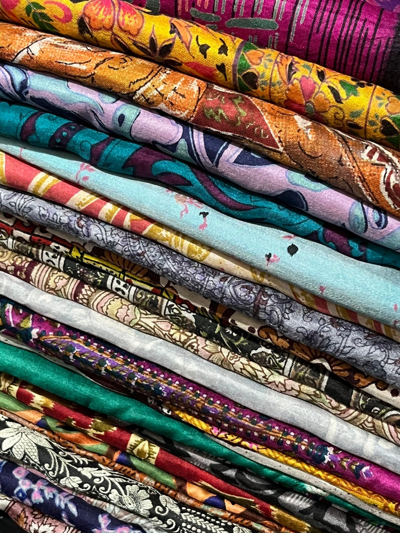 Enorme lotto 100% pura seta vintage sari resti di tessuto rottami bundle quilting journal progetto in base al peso o alla quantità sari taglio quadrato scarti di seta immagine 2