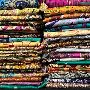 Lote enorme 100% seda pura Vintage Sari restos de tela chatarra Paquete Quilting Journal Proyecto por peso o cantidad Saree Square Cut Silk Scrap imagen 1