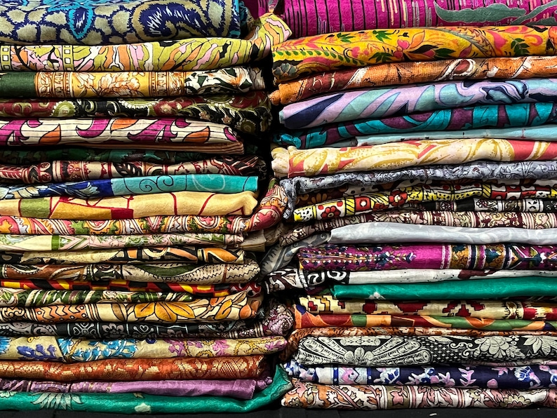 Enorme lotto 100% pura seta vintage sari resti di tessuto rottami bundle quilting journal progetto in base al peso o alla quantità sari taglio quadrato scarti di seta immagine 1