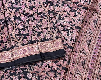 Könnte beinhalten: Schwarzer Stoff mit einem floralen Muster in Rosa- und Beigetönen. Der Stoff hat einen Rand mit einem detaillierten Blumendesign. Das Gesamtdesign ist aufwendig und detailliert, mit einer Vintage- oder Bohème-Ästhetik.