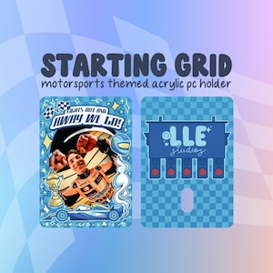 Puede incluir: Soporte de PC acrílico con temática de deportes de motor con el texto "STARTING GRID". El soporte presenta un diseño de coche de carreras y la frase "LIGHTS OUT AND AWAY WE GO!" en un estilo de dibujos animados. El soporte también tiene el logotipo "LLE studios".