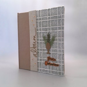 Album foto Comunione personalizzato, album fotografico rivestito in carta cotone e carta garzata, contiene 30 pagine in cartoncino avorio.