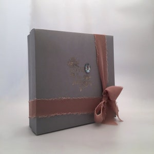 Caixa de presente rígida revestida em elegante papel cinza, embalagem personalizável, perfeita para presentear ou organizar bijuterias