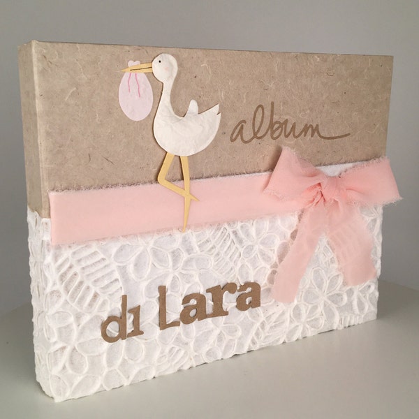 Album foto baby personalizzabile orizzontale, decoro cicogna, fiocco seta, scritta album e nome, fatto interamente a mano, idea regalo