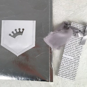 Copertina per libro fatta a mano in carta lavabile argento e dettagli in pelle.  Regalo per Natale personalizzabile con nome o dettaglio.