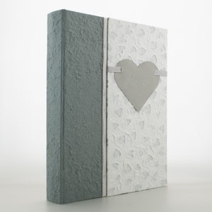 Album porta foto grigio e bianco a cuori,  fatto a mano in carta cotone, nastro e decoro a cuore, interno nero, personalizzabile con nomi