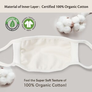 Op de afbeelding: Een effen wit gezichtsmasker met oorlussen, vergezeld van ruwe katoenbollen. De tekst luidt: Material of Inner Layer: Certified 100% Organic Cotton en Feel the Super Soft Texture of 100% Organic Cotton! Inclusief Organic Content Standard en GOTS logo's.