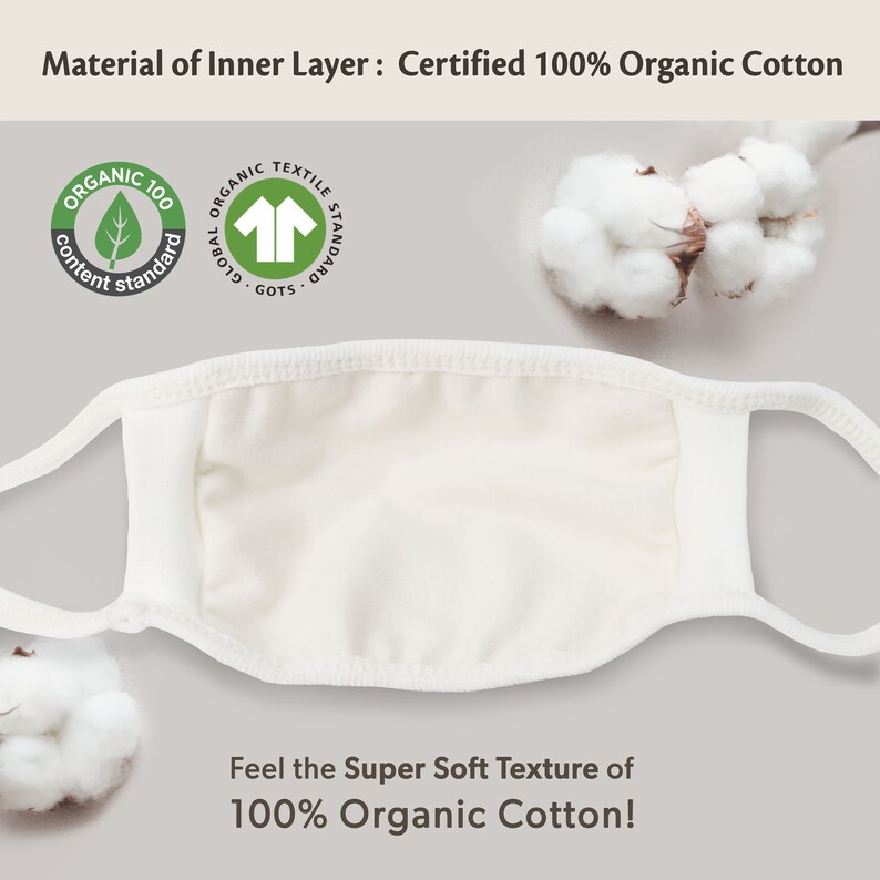 Op de afbeelding: Een effen wit gezichtsmasker met oorlussen, vergezeld van ruwe katoenbollen. De tekst luidt: Material of Inner Layer: Certified 100% Organic Cotton en Feel the Super Soft Texture of 100% Organic Cotton! Inclusief Organic Content Standard en GOTS logo's.