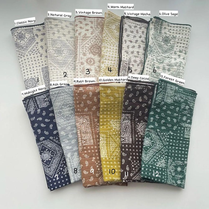 Puede incluir: Doce cuadrados de tela doblados con patrones de cachemira y geom&eacute;tricos, numerados del 1 al 12 con nombres de colores que incluyen Classic Navy, Natural Gray, Vintage Brown, Warm Mustard, Vintage Mocha, Olive Sage, Midnight Navy, Ash Gray, Rust Brown, Golden Mustard, Deep Cocoa y Forest Green.