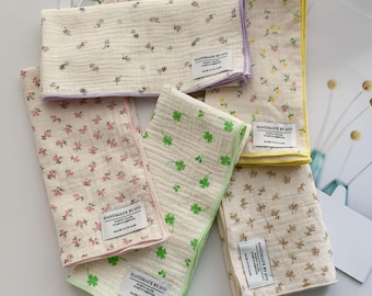Einstecktuch aus doppelter Gaze-Baumwolle, weicher quadratischer Musselin-Schal, florales Einstecktuch, nicht fluoreszierender Faden, wiederverwendbarer Stoffverpackungstuch, minimales Geschenk