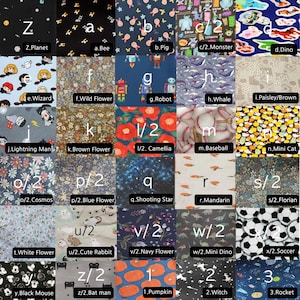 Puede incluir: Una colecci&oacute;n de muestras de tela con varios patrones y dise&ntilde;os. Las muestras incluyen estampados florales, animales y geom&eacute;tricos, algunos con etiquetas de texto. Los colores var&iacute;an del blanco y negro a tonos vibrantes.