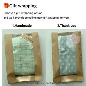 Op de afbeelding: Twee cadeauverpakkingsopties worden getoond. De eerste optie is een bruine papieren zak met een groen-wit geruit patroon en een sticker met de tekst "handgemaakt". De tweede optie is een bruine papieren zak met een blauw-wit gestippeld patroon en een roze hartvormige sticker met de tekst "Bedankt".