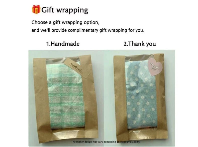 Op de afbeelding: Twee cadeauverpakkingsopties worden getoond. De eerste optie is een bruine papieren zak met een groen-wit geruit patroon en een sticker met de tekst "handgemaakt". De tweede optie is een bruine papieren zak met een blauw-wit gestippeld patroon en een roze hartvormige sticker met de tekst "Bedankt".