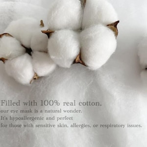 Op de afbeelding: Close-up van witte wattenbolletjes op een witte achtergrond. De tekst "Filled with 100% real cotton, our eye mask is a natural wonder. It's hypoallergenic and perfect for those with sensitive skin, allergies, or respiratory issues." staat onder de wattenbolletjes.