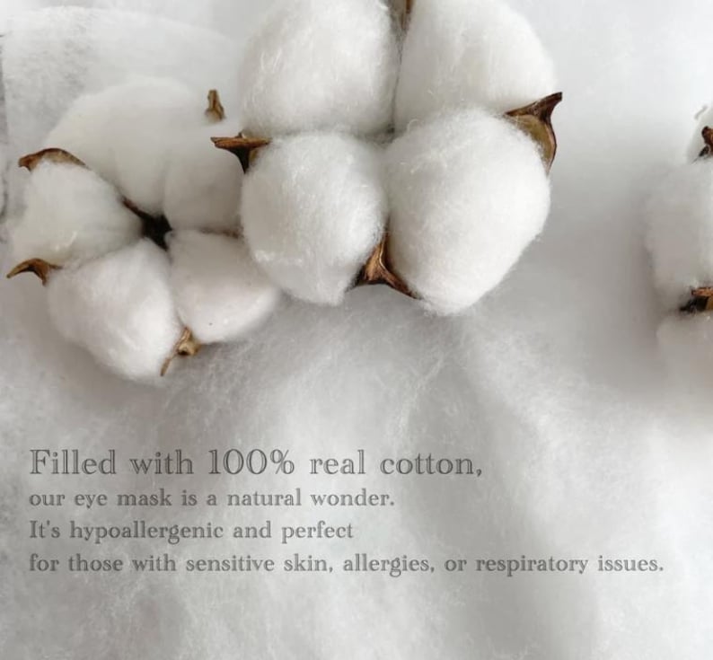 Op de afbeelding: Close-up van witte wattenbolletjes op een witte achtergrond. De tekst "Filled with 100% real cotton, our eye mask is a natural wonder. It's hypoallergenic and perfect for those with sensitive skin, allergies, or respiratory issues." staat onder de wattenbolletjes.