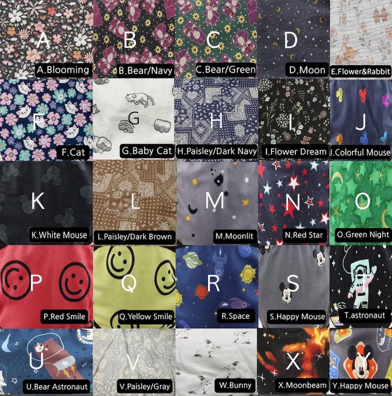 Puede incluir: Una colecci&oacute;n de muestras de tela con varios patrones. Los dise&ntilde;os incluyen flores, osos, gatos, paisley, ratones, espacio y caras sonrientes. Cada muestra est&aacute; etiquetada con una letra y un nombre descriptivo, como "Blooming" y "Happy Mouse."