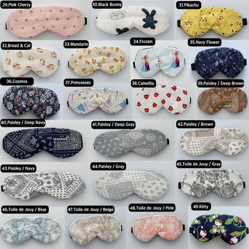 Op de afbeelding: Een verzameling van 20 oogmaskers met verschillende patronen en ontwerpen. De oogmaskers zijn gemaakt van zacht materiaal en hebben elastische bandjes. Sommige van de patronen omvatten roze kersen, een zwart konijn, Pikachu, Frozen-personages, een marineblauwe bloem, brood en kat, mandarijnen, kosmosbloemen, prinsessen, cameliabloemen, paisley en toile de jouy.